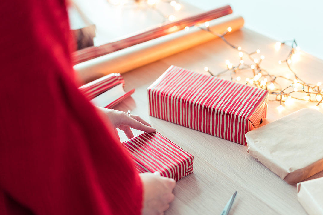 Gift wrapping for Christmas | neveralonemom.com